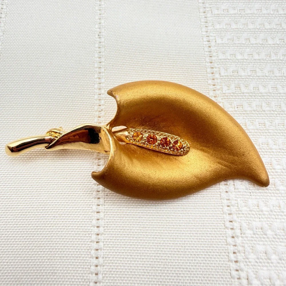 Vintage Floral Peace Lily Orange Rhinestone Center Matte Gold Tone Pin Brooch